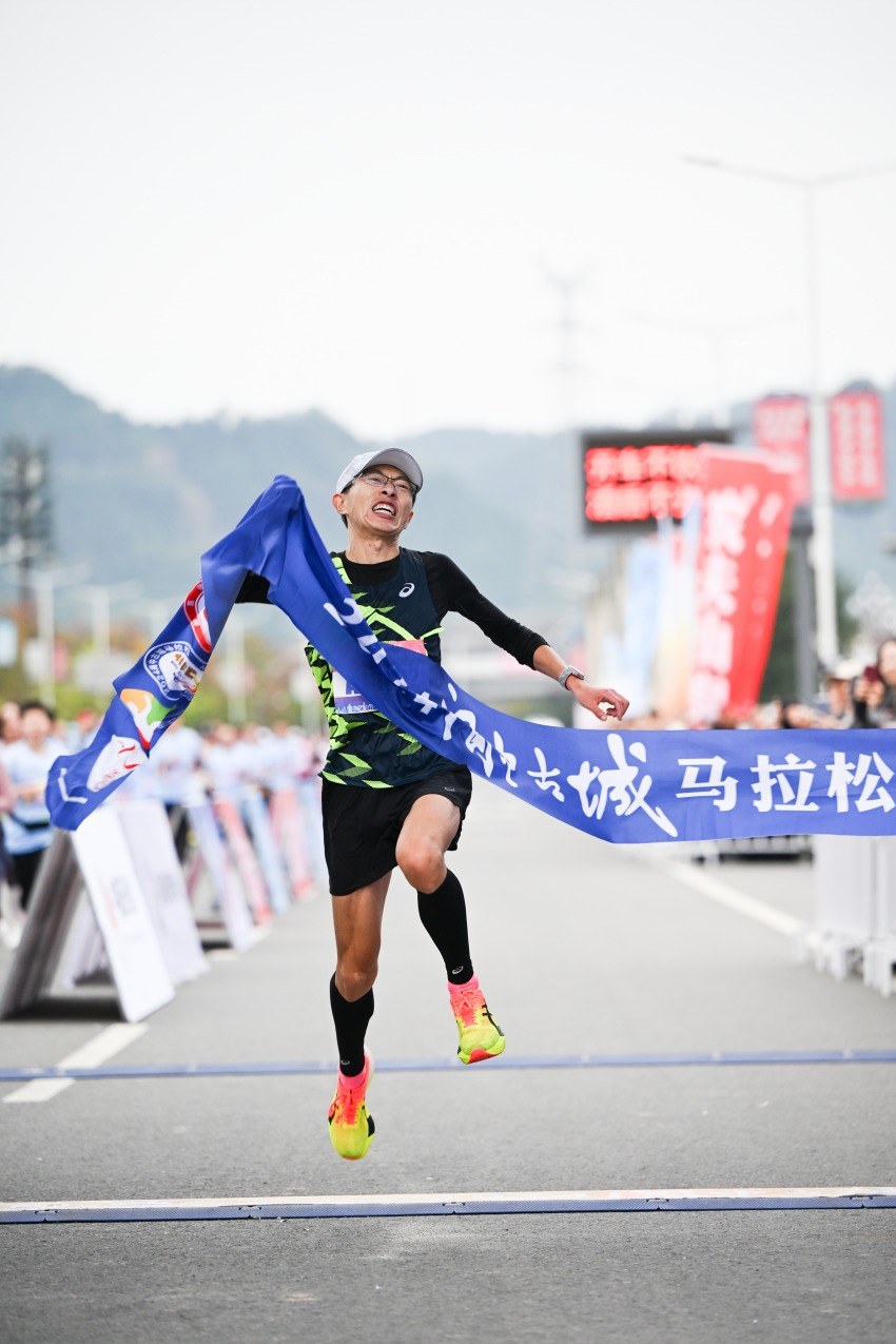 閬中古城馬拉松運動員沖線時刻。任冠金攝
