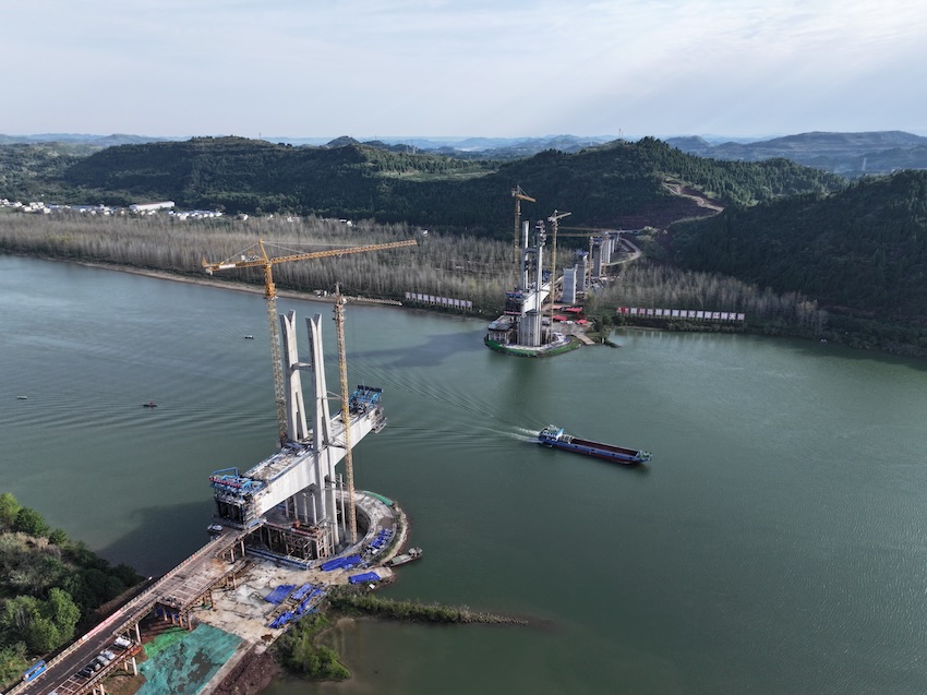 成達(dá)萬(wàn)高鐵嘉陵江特大橋。成達(dá)萬(wàn)高鐵公司供圖
