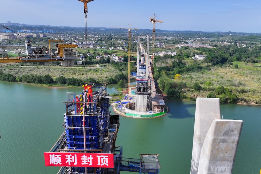 在時(shí)速350公里雙線(xiàn)高速鐵路矮塔混合梁斜拉橋中，南充嘉陵江特大橋的跨度居世界第一。成達(dá)萬(wàn)高鐵公司供圖
