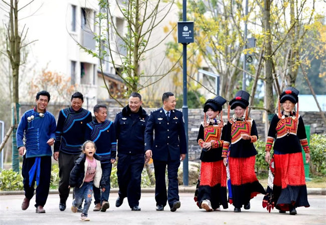 民警們和彝族同胞們交流。涼山州公安局供圖