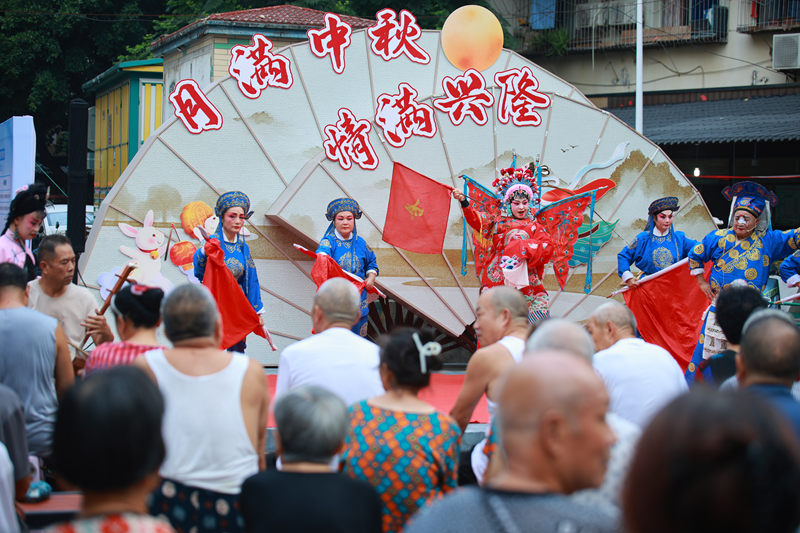 “金玉茶會(huì)”中秋活動(dòng)中，川劇表演深受居民熱愛。受訪者供圖