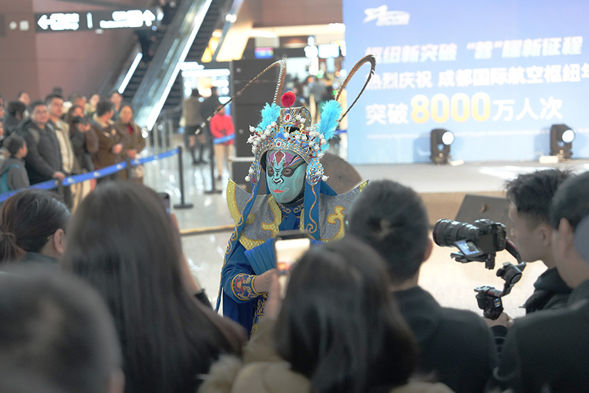 11月28日，成都天府機(jī)場(chǎng)、雙流機(jī)場(chǎng)舉行相關(guān)慶?；顒?dòng)。四川機(jī)場(chǎng)集團(tuán)供圖