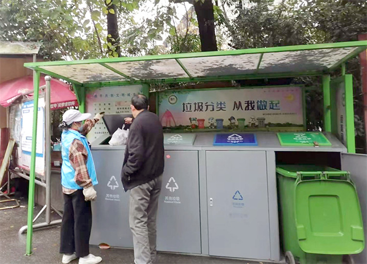 志愿者輔導(dǎo)市民垃圾分類(lèi)。綿竹市融媒體中心供圖