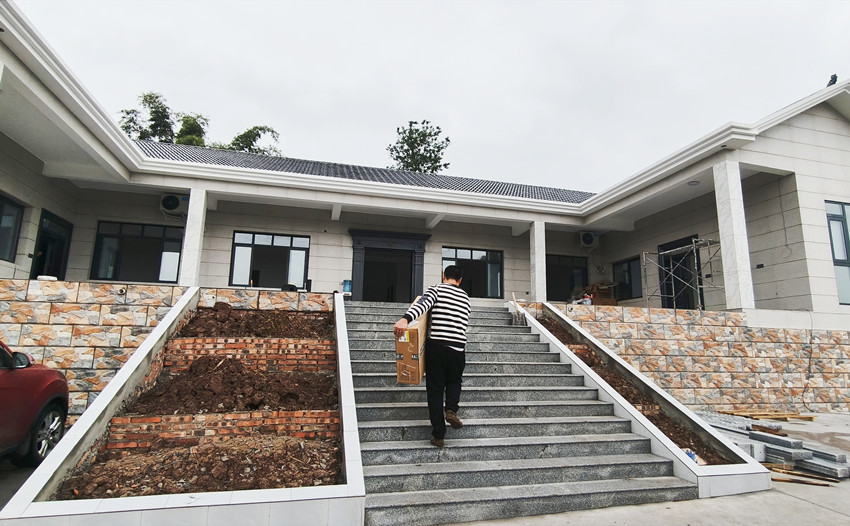 溫俊偉在搬運(yùn)新房用的家電。陳萱攝