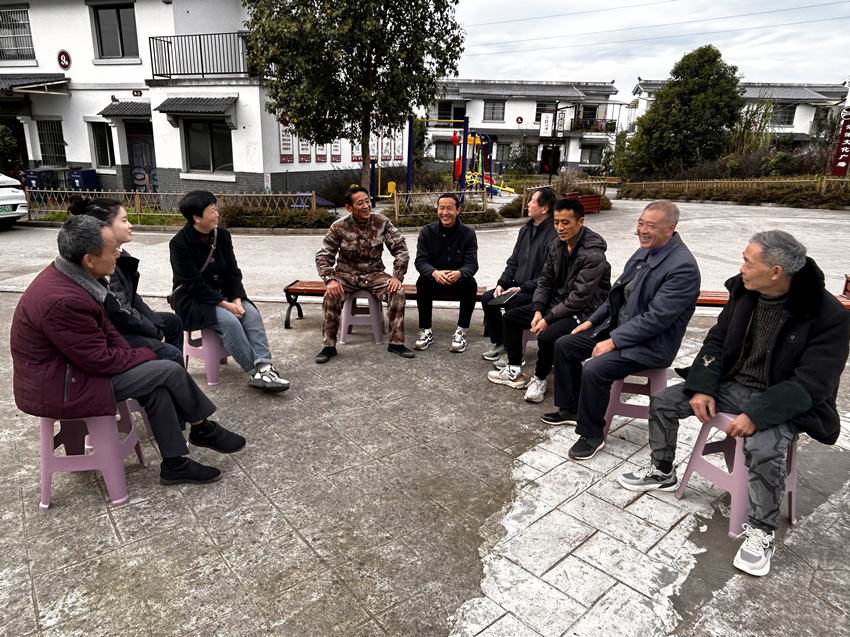 劉念和合作社成員進(jìn)行交流。人民網(wǎng) 彭茜攝
