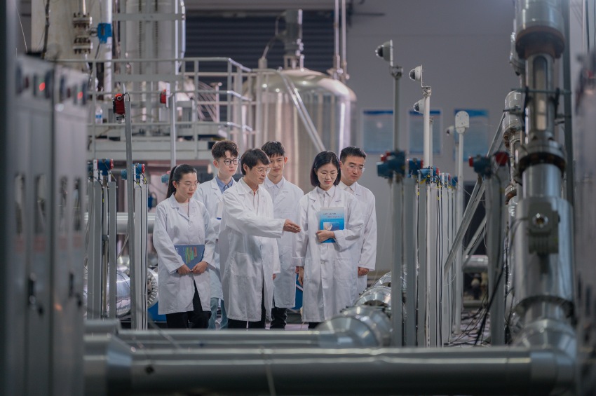 西南石油大學(xué)師生在天然氣水合物全國重點實驗室開展現(xiàn)場教學(xué)。四川省教育廳供圖