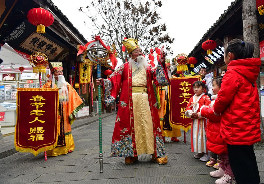 資料圖：“春節(jié)老人”賜福。張曉東攝