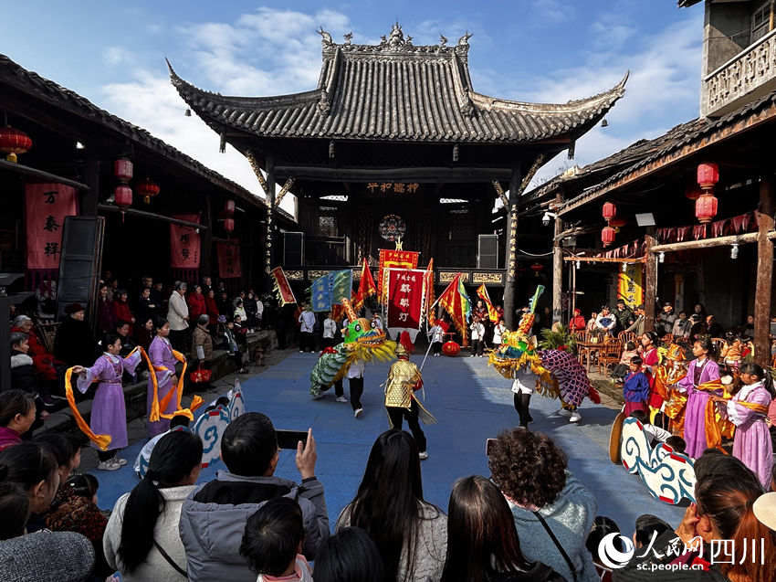 古戲樓前，羅城麒麟燈正在展演。人民網(wǎng) 彭茜攝