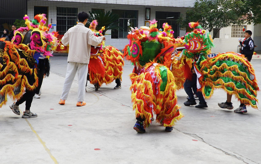 麒麟燈走進校園，學(xué)生在練習(xí)表演技巧。犍為縣融媒體中心供圖