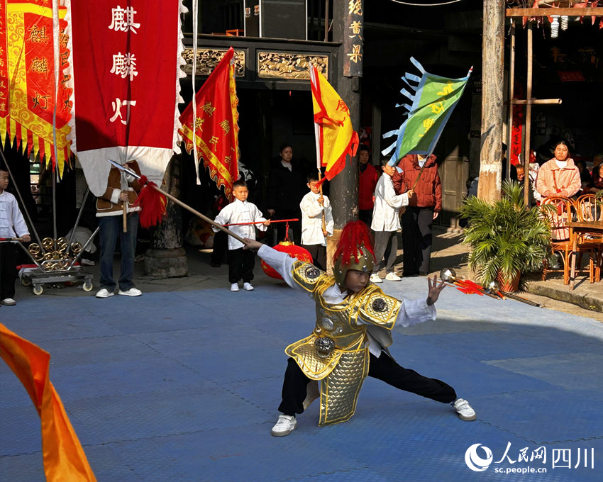 扮演將軍角色的周承恩在認(rèn)真彩排。人民網(wǎng) 彭茜攝