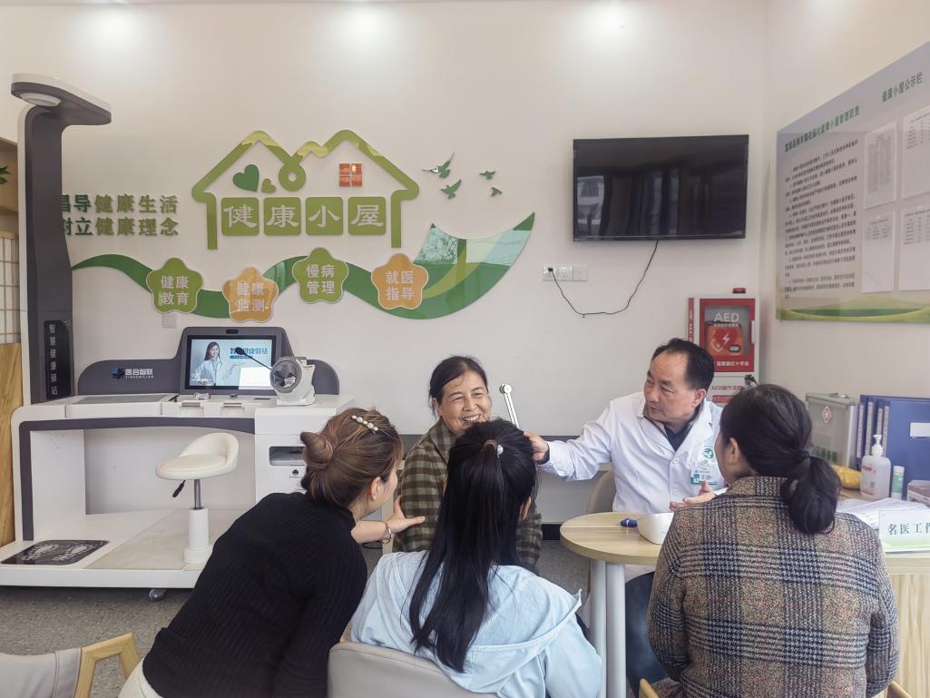 4.縣級專家在獅市鎮(zhèn)花園村“健康小屋”坐診