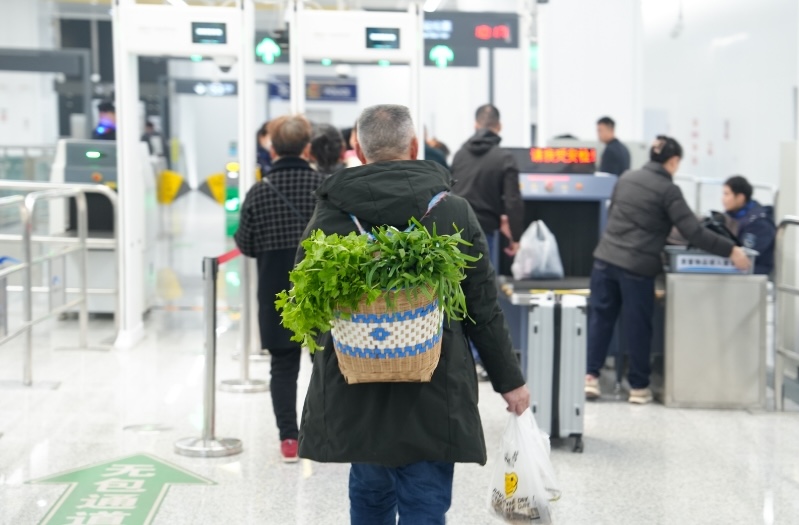 成都市民買菜歸家。成都軌道集團(tuán)供圖