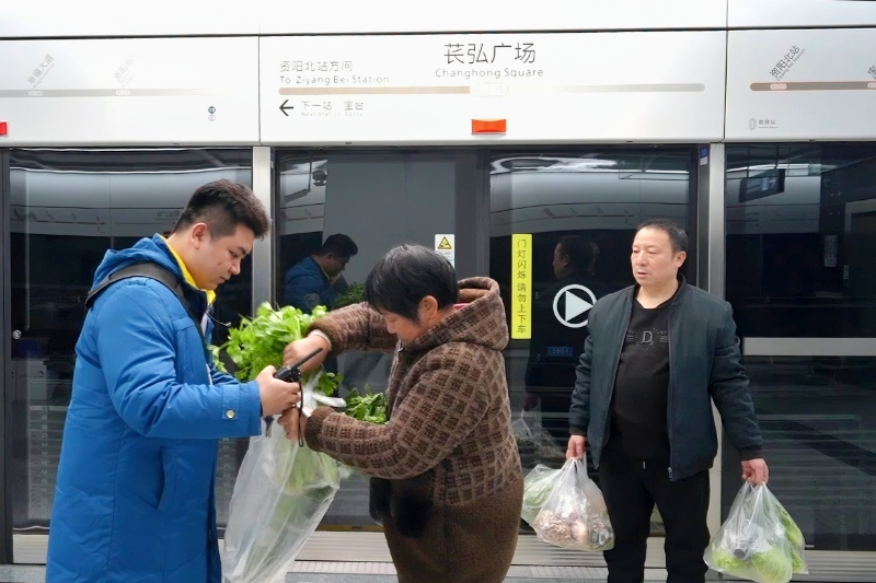 地鐵工作人員為市民提供打包袋。成都軌道集團(tuán)供圖