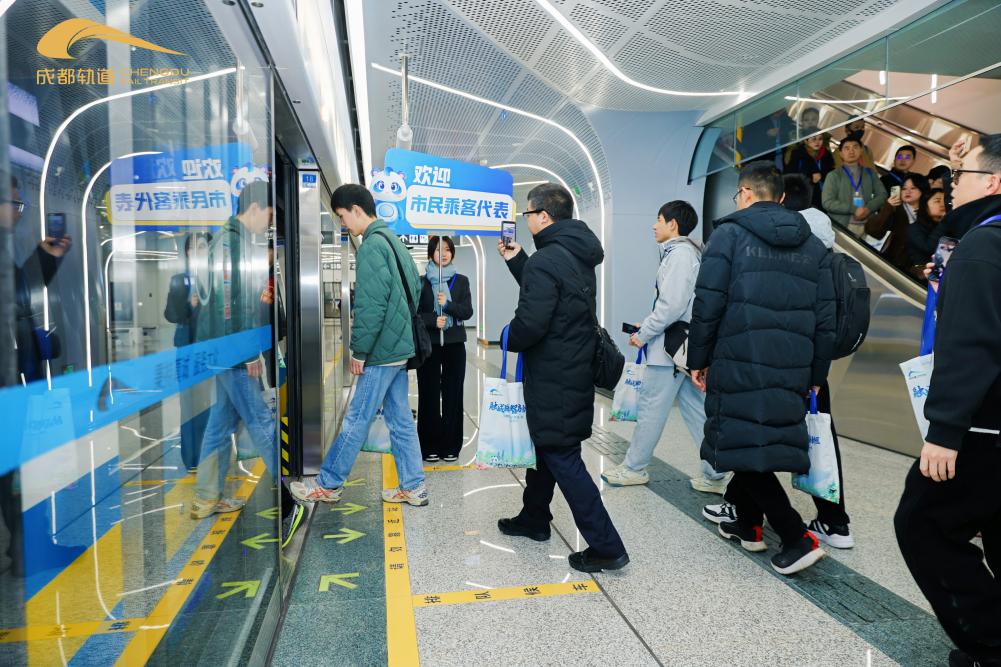 “體驗(yàn)官”乘坐27號(hào)線列車。成都軌道集團(tuán)供圖
