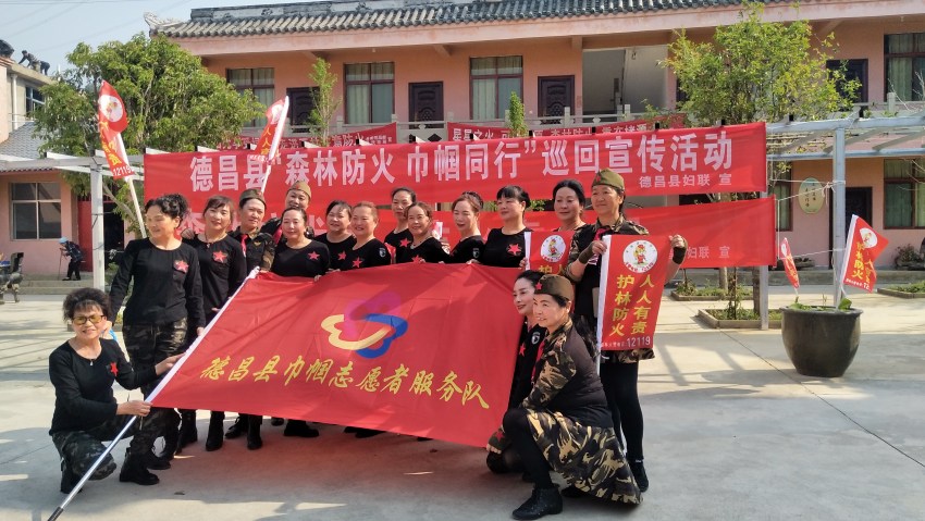 志愿者服務(wù)隊(duì)開展森林防火宣傳活動(dòng)。余心蕊 攝