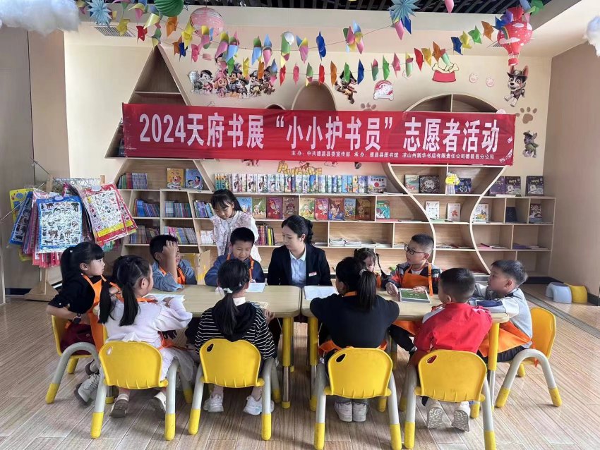 志愿者服務(wù)隊(duì)正在幼兒園開展活動(dòng)。余心蕊攝