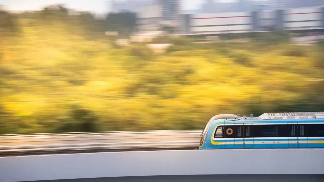 疾馳而過(guò)的27號(hào)線列車。成都軌道集團(tuán)供圖