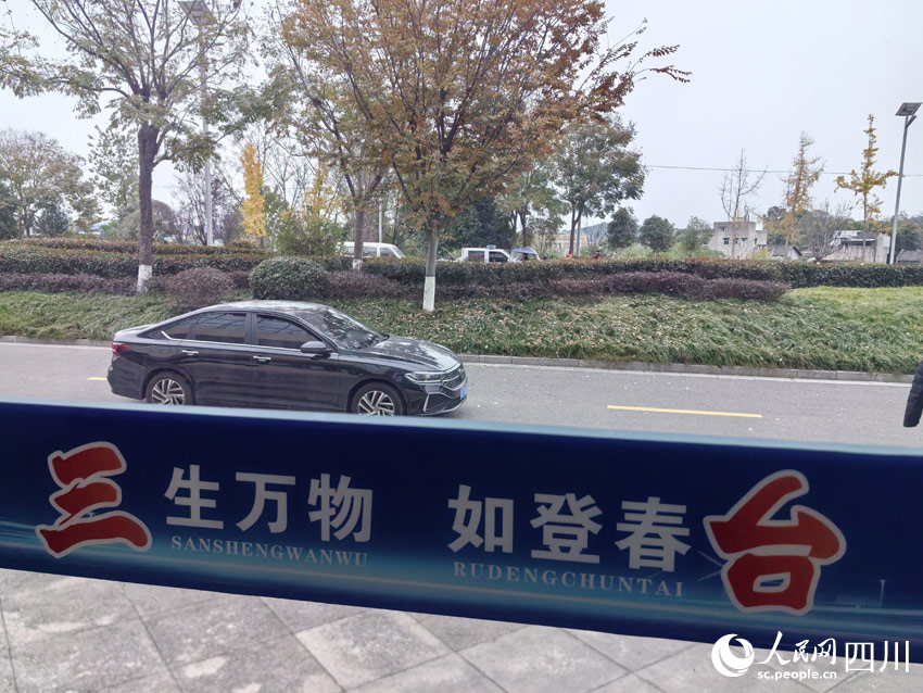 當(dāng)?shù)厝罕娮院赖亟忉尲亦l(xiāng)地名。人民網(wǎng)記者 劉海天攝