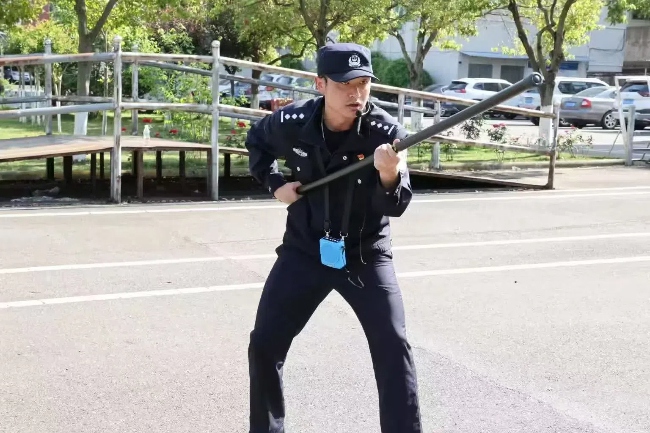 張?zhí)祗K正在教授警棍使用技巧。受訪者供圖