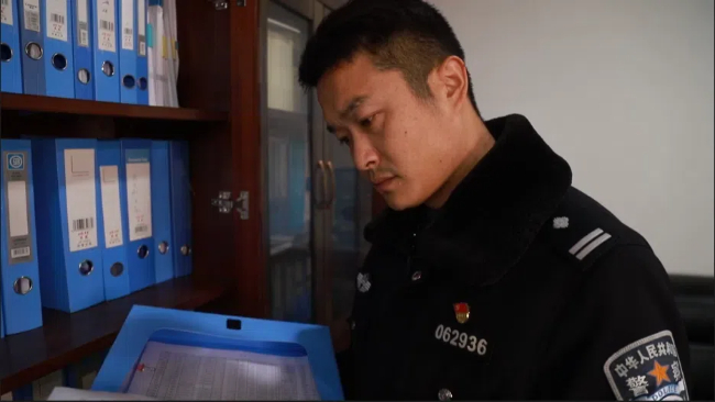 張?zhí)祗K正在閱讀資料。劉世林?jǐn)z