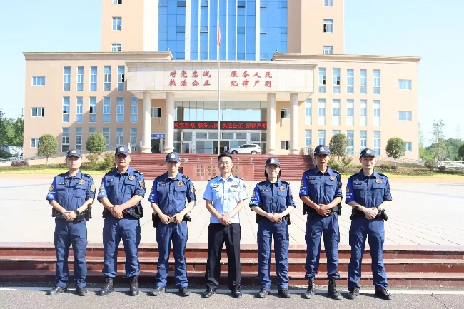 張?zhí)祗K及其隊(duì)員合影。受訪者供圖