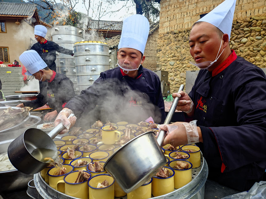 正在制作涼山特色的美食。冕寧縣文廣旅局供圖