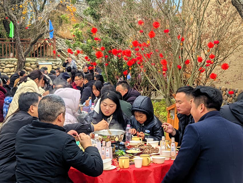 冬日陽(yáng)光里開(kāi)起壩壩宴。冕寧縣文廣旅局供圖