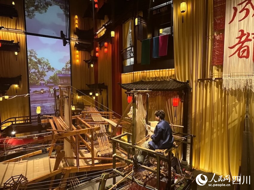 蜀錦織造技藝展示。人民網(wǎng)記者 郭瑩攝