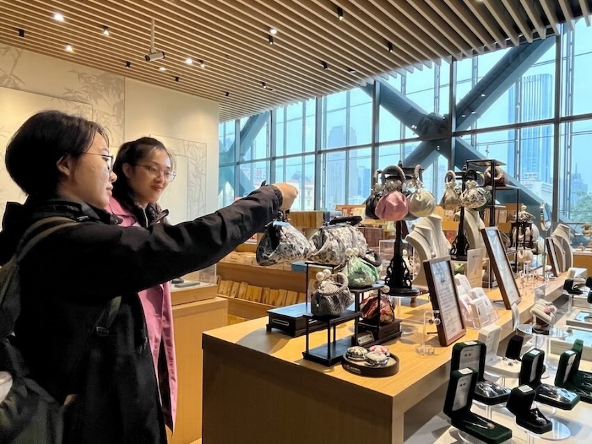 成都博物館，觀眾在蜀錦文創(chuàng)展臺挑選心儀的產(chǎn)品。人民網(wǎng)記者 郭瑩攝