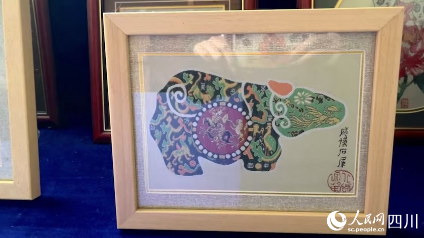 蜀錦石犀工藝品。人民網(wǎng)記者 郭瑩攝