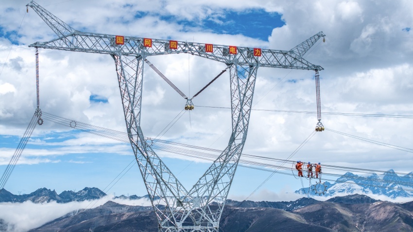 2024年6月3日，川渝特高壓工程1000千伏輸電線路飛越折多山，在70米高空，國網(wǎng)四川電力施工人員配合安裝間隔棒及其附件。陳欣攝