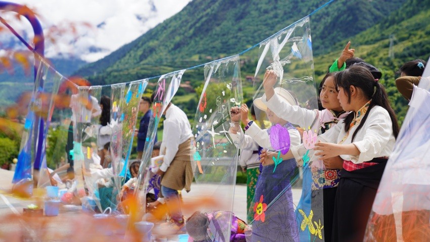 華電四川公司邀請金川縣二噶里村小學(xué)同學(xué)到公司營地參加繪畫活動。牟柯宇攝