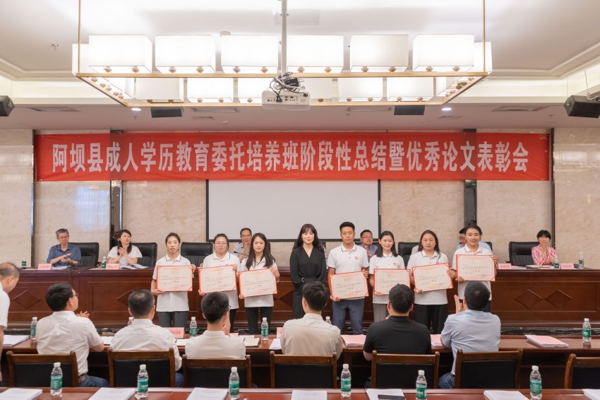 出資330萬(wàn)元委托省交職院開(kāi)設(shè)兩期“蜀道集團(tuán)—阿壩縣道路橋梁工程技術(shù)和機(jī)電運(yùn)營(yíng)維護(hù)技術(shù)”成人學(xué)歷教育培養(yǎng)班，培養(yǎng)100名阿壩縣籍交通技術(shù)人才。蜀道集團(tuán)供圖