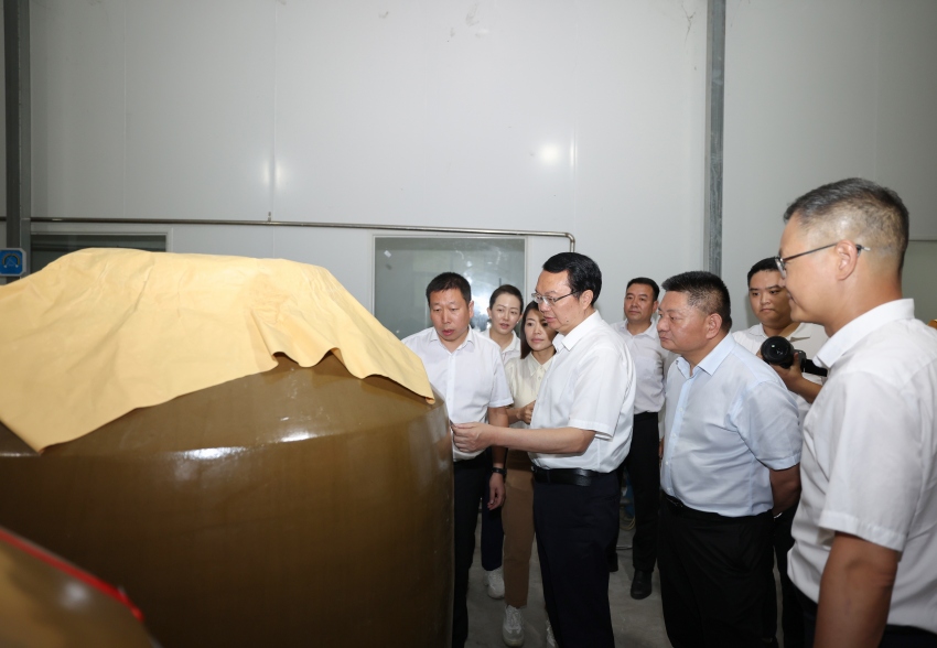 五糧液集團(tuán)（股份）公司黨委書記、董事長曾從欽一行前往越西縣調(diào)研。詹鑫攝