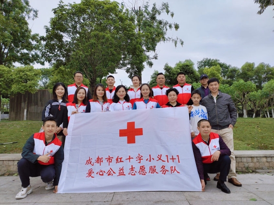 喻學(xué)建與志愿者們活動(dòng)現(xiàn)場(chǎng)合照。成都小義愛心公益服務(wù)中心供圖