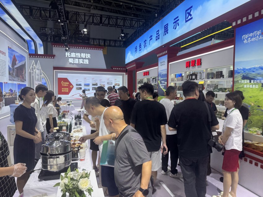 蜀道集團(tuán)創(chuàng)新“大宗單品直采直供”消費(fèi)幫扶模式，助力擦亮“阿壩的阿壩 最厚的凈土”特色農(nóng)產(chǎn)品品牌。四川省國(guó)資委供圖