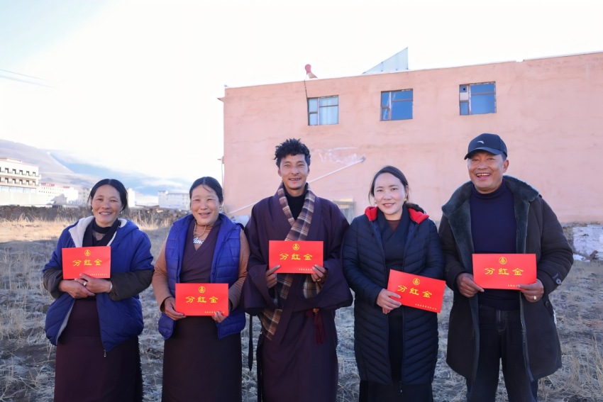 五糧液集團(tuán)在理塘縣建設(shè)極地果蔬（香菇）基地，實(shí)現(xiàn)年產(chǎn)值超1000萬(wàn)元，帶動(dòng)群眾實(shí)現(xiàn)分紅270余萬(wàn)元，提供就業(yè)崗位90余個(gè)。四川省國(guó)資委供圖
