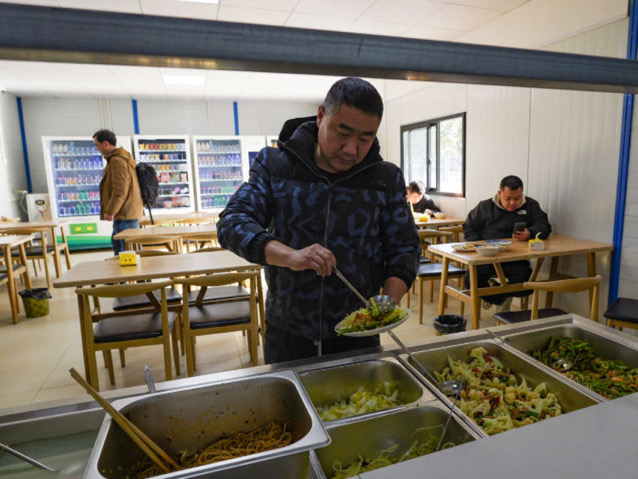 充電站小食堂豐富的菜品，滿足了顧客的需求 。曾宇攝