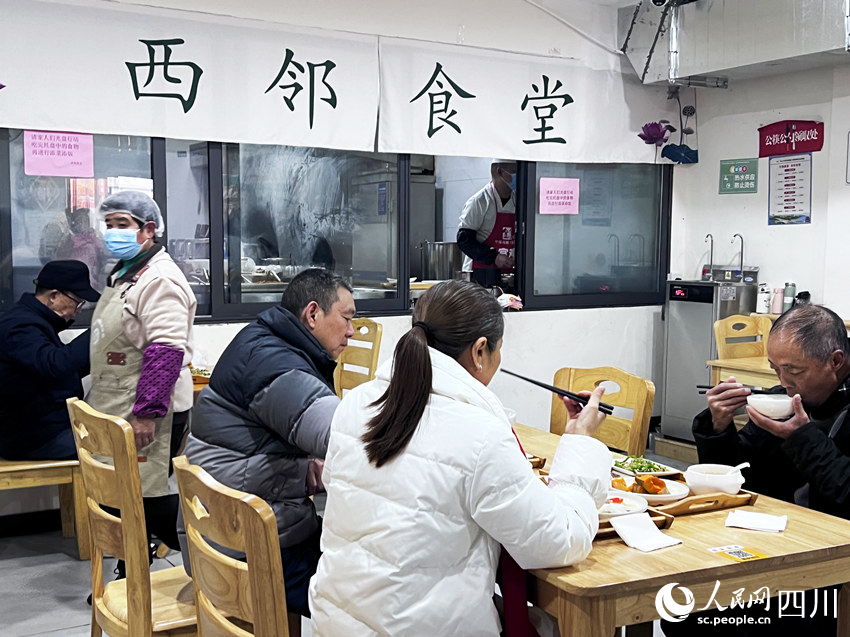 中午時分,食堂就餐區(qū)坐滿了人。羅尹攝