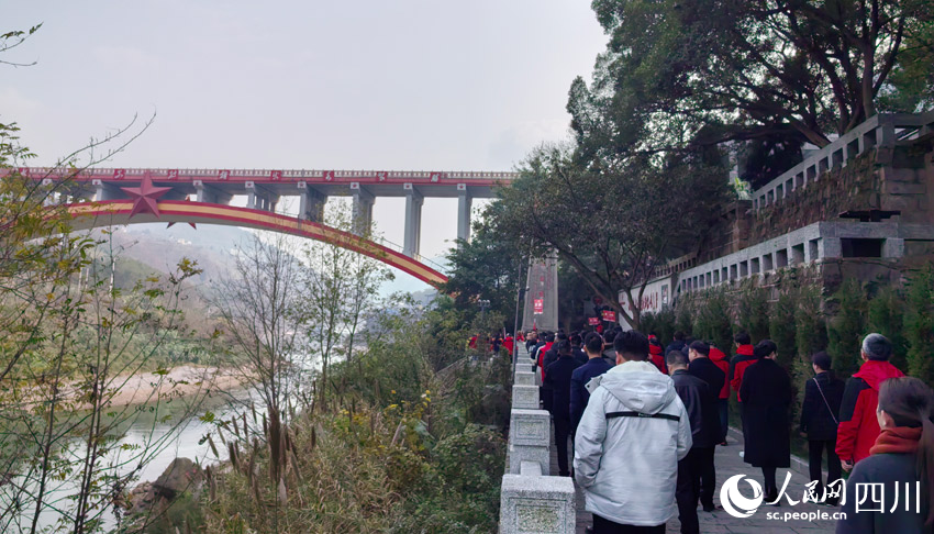 當年紅軍渡河處已修起大橋。人民網(wǎng)記者 劉海天攝