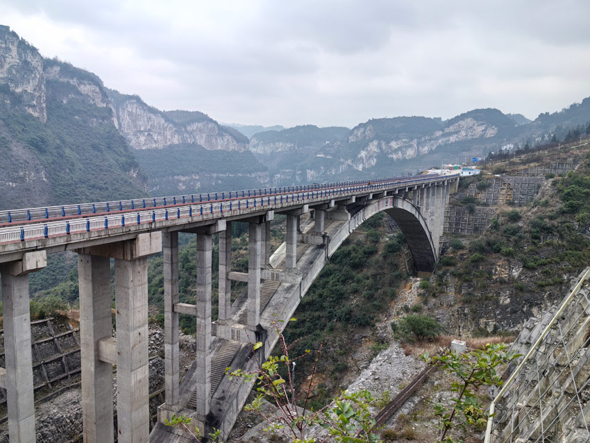 雄偉的雞鳴三省大橋。人民網(wǎng)記者 劉海天攝