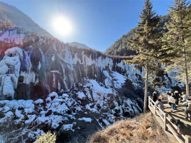 諾日朗冰瀑景觀。李岢洋攝
