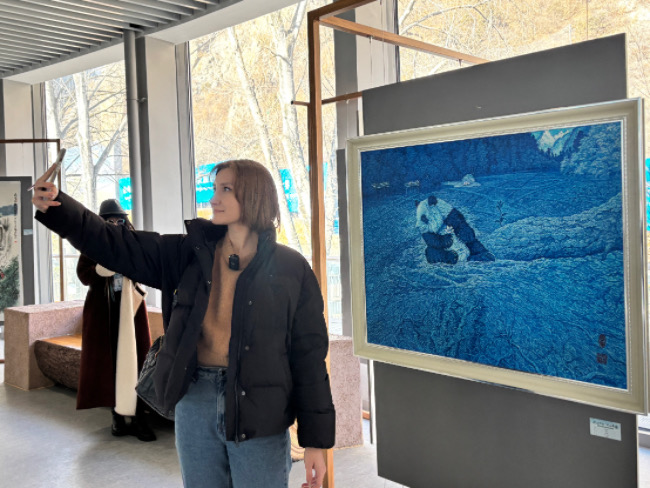 外國(guó)友人參觀畫(huà)展。李岢洋攝