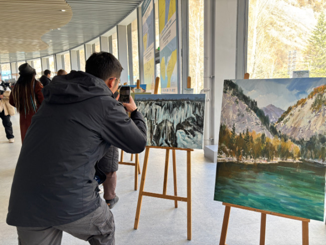 現(xiàn)場畫展。李岢洋攝