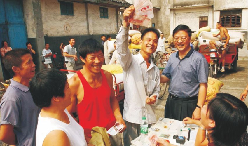 農(nóng)發(fā)行全力解決農(nóng)民賣糧“打白條”問題，確保糧出手、錢到手。農(nóng)發(fā)行四川省分行供圖.jpg
