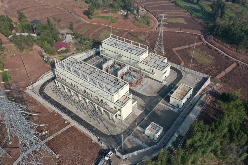 建成投運(yùn)的達(dá)州開江220千伏輸變電工程現(xiàn)場(chǎng)。國網(wǎng)達(dá)州供電公司供圖