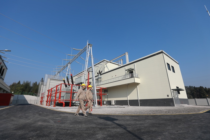 建成投運(yùn)的達(dá)州開江220千伏輸變電工程現(xiàn)場。國網(wǎng)達(dá)州供電公司供圖