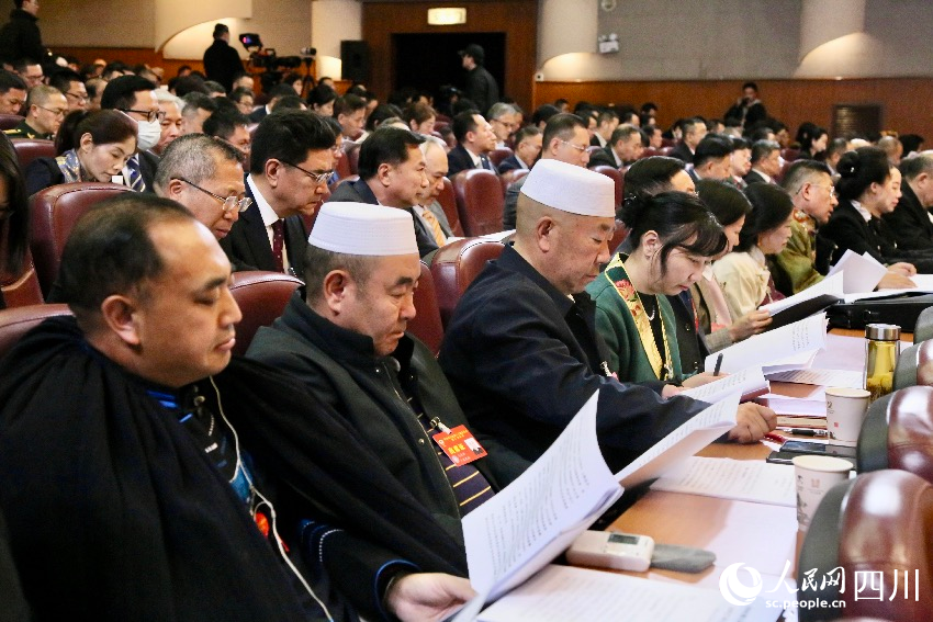 中國(guó)人民政治協(xié)商會(huì)議四川省第十三屆委員會(huì)第三次會(huì)議在四川成都隆重開(kāi)幕。人民網(wǎng)記者 朱虹攝
