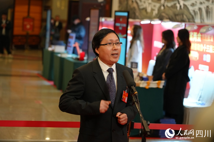 吳孟強(qiáng)委員亮相“委員通道”。人民網(wǎng)記者 李平攝