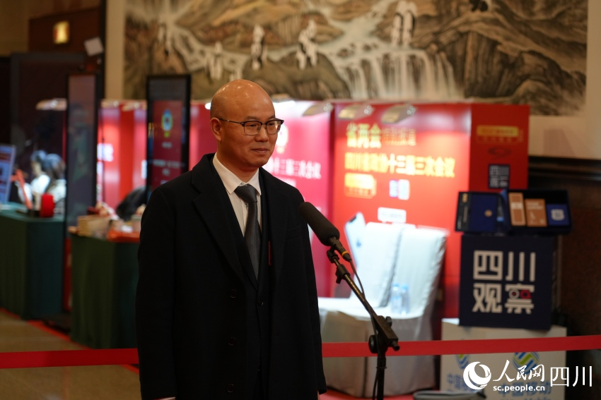 毛中根委員亮相首場(chǎng)“委員通道”。人民網(wǎng)記者 李平攝